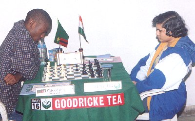 Koneru Humpy (right) playing Zambias IM Amon Simutowe at the 2001 Goodricke International in Calcutta, India.