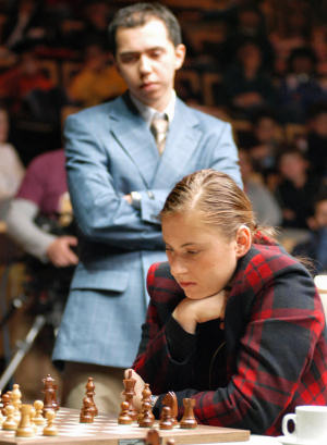 Polgar under the watchful eye of Kasimdzhanov.  Photo by Casto Abundo.