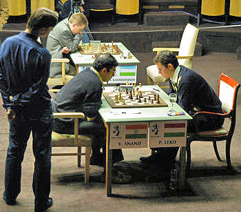 Anand and Leko in a Sveshnikov battle!  (Photo by Casto Abundo)