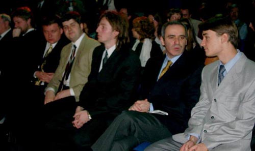 (left to right) GM Alexander Khalifman (Bd. 3), with his hand to his face, GM Sergei Rublevski (Bd. 6), GM Peter Svidler (Bd. 5), GM Alexander Grischuk (Bd. 2), GM Garry Kasparov (Bd. 1) and GM Alexander Morozevich (Bd. 4). Copyright © Jerry Bibuld, 2002.