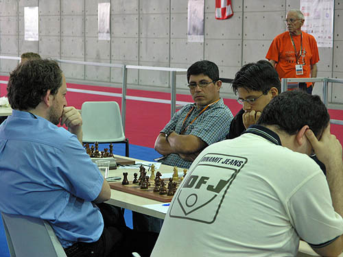 GM Julio Granda of Peru observes Cordovas upset in the making. Copyright  2006, Daaim Shabazz.