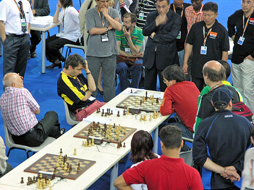 The Ukraines Vassily Ivanchuk blitzing it out with Scotlands Robert Markus. Copyright  2006, Daaim Shabazz.