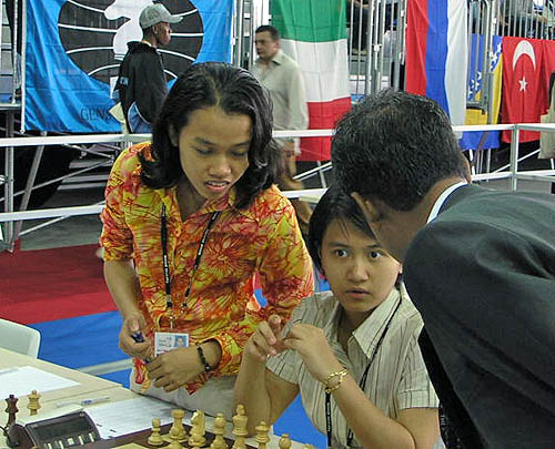 Malaysia(women) strategizing before 1st round. Copyright  2006, Daaim Shabazz.