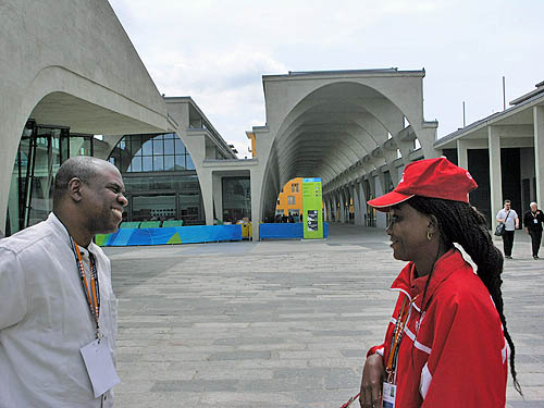 Jamaican Federation President Ian Wilkinson chatting with Rosemary Amadasun of Nigeria. Copyright  2006, Daaim Shabazz.
