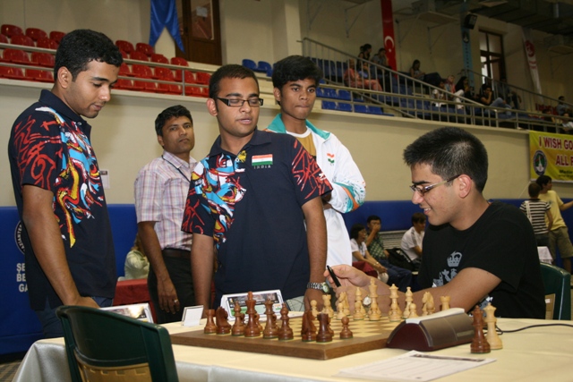 Parimarjan Negi (sitting) chats with fellow GM, Abhijeet Gupta. Photo by Turkish Chess Federation.