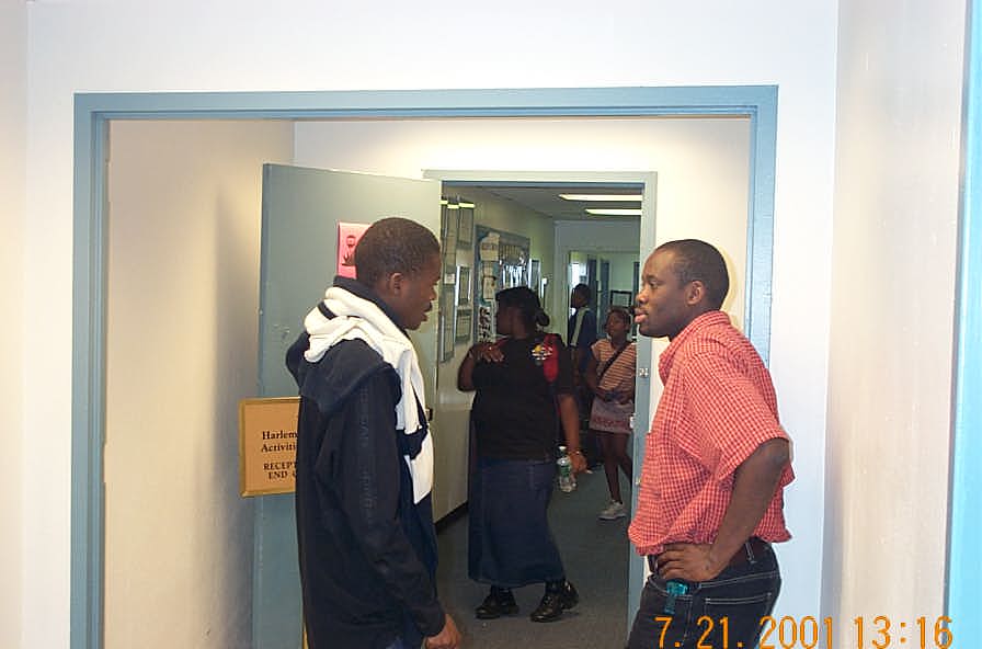 IM Oladapo Adu of Nigeria visiting the tournament from Maryland and chatting with IM Amon Simutowe