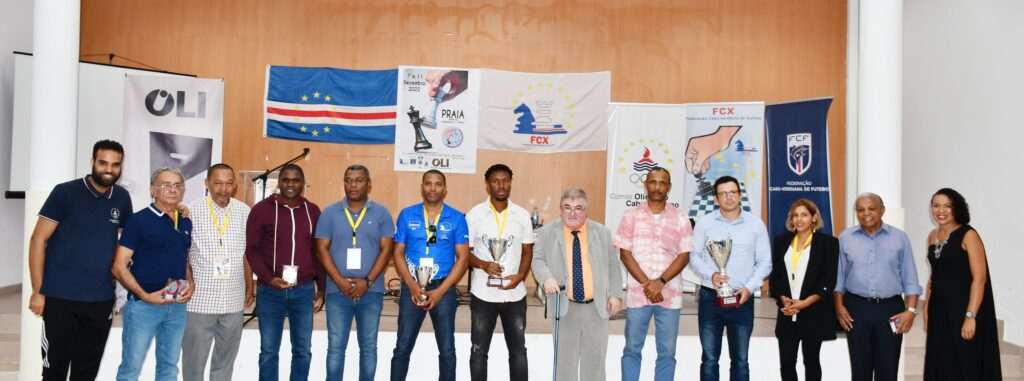 The tournament winners with sports and federation officials. Parabéns! Photos by Federação Cabo-Verdiana de Xadrez (Cape Verde Chess Federation)