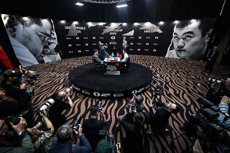 Ficheiro:World Chess Championship 2023, game 01, start.jpg