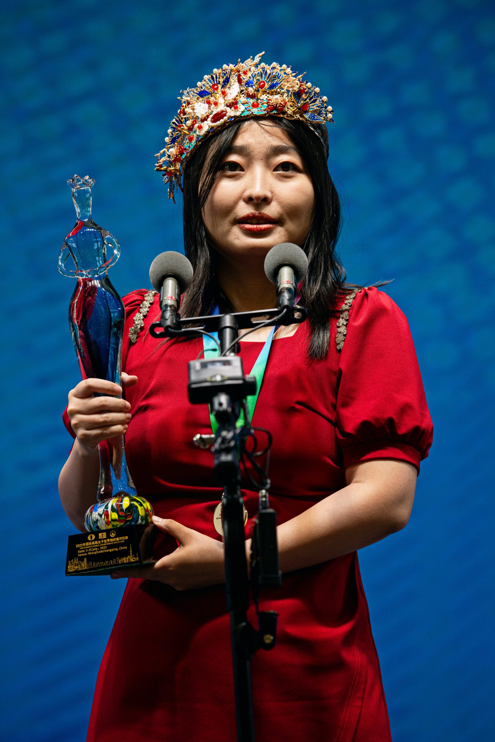 Ju Wenjun at closing ceremonies. Photo by Stev Bonhage