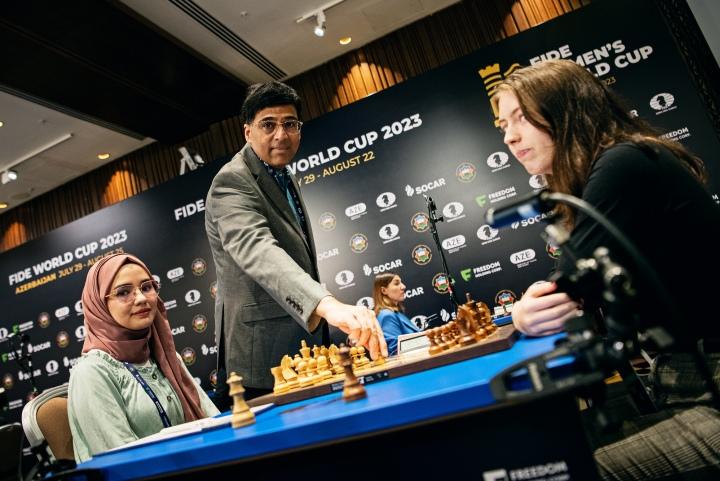 Viswanathan Anand making ceremonial move on second day of World Cup in Baku, 31 July 2023. Photo by Stev_Bonhage.