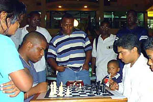  Jomo Pitterson battling Shane Matthews in Blitz Championship. Pitterson won 13-10. Copyright © 2001, Jamaica Chess.com.