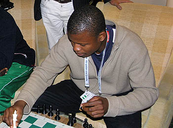 Bomo Kighiga playing blitz at Ibis Hotel in Germany during 2008 Chess Olympiad. Photo by Daaim Shabazz.