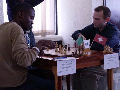 IM Amon Simutowe makes moves against Swiss GM Vadim Milov at the Mrida International. Milov won the encounter. Photo from www.carlostorre.org/mx.