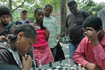 Medina Parrilla blitzes with GM Maurice Ashley while Darrian Robinson (in the pink) looks on with other spectators. Photo by Jennifer Shahade.