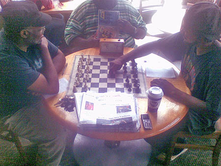 Tony Kimbrough watches Lionel Davis play 1.e5! with black in the 1st 'ultra' game. Photo courtesy of Lionel Davis.