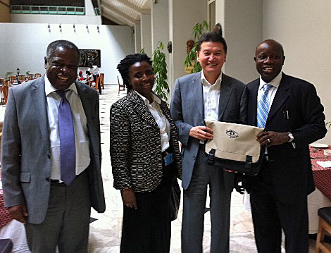 Kirsan Ilyumzhinov (center) with Nigerian chess officials including past FIDE Vice President Emmanuel Omuku.