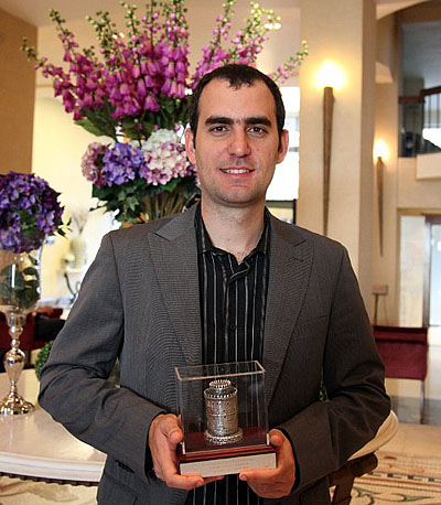 Leinier Dominguez holding his well-deserved trophy. Photo by Anastasiya Karlovich.