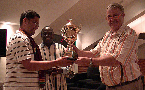 GM Sriram Jha receives winner's trophy.