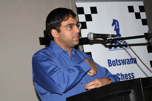 Anand addresses audience at dinner. Photo by Booster Galesekegwe.