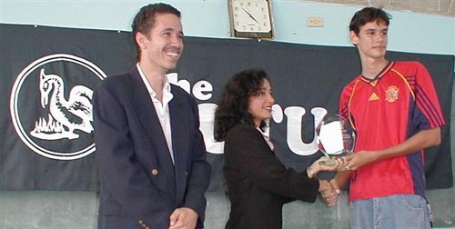 Allan Munro of Trinidad accepts crystal plague for winning the Mutual Open  Junior championship. Copyright  2002, Barbados Chess Federation.