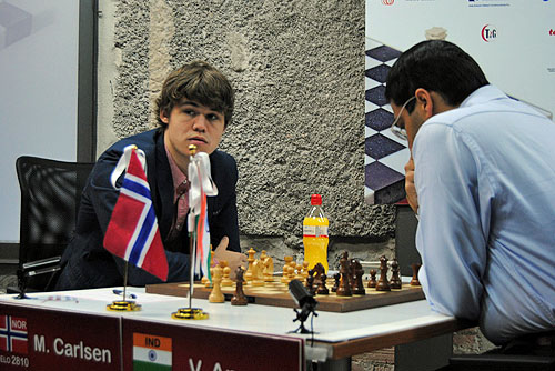 Carlsen was unable to find the answers to his slump against the World Champion (0-1). Photo by Luis Manuel Andres.