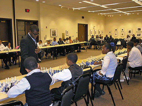 National Master Kayin Barclay taking on 30 students at the Detroit City Chess Club.