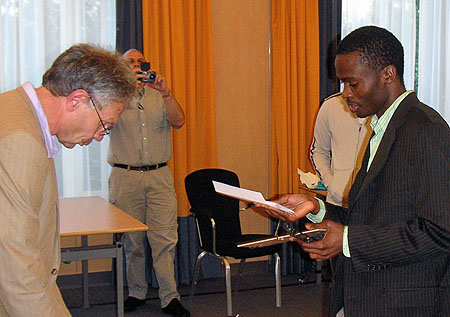 Amon Simutowe receives his certificate for the GM result. Photo by Ben Schulte.