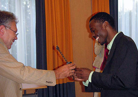 GM-elect Amon Simutowe receives his 1st place trophy at the Euwe Stimulans tourney. Photo by Ben Schulte.