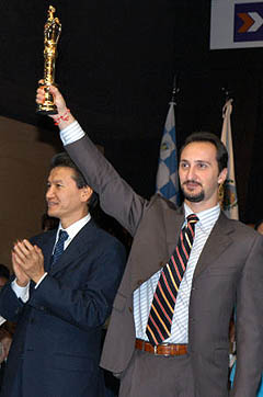 Veselin Topalov triumphantly hoisting his championship trophy in great splendor for all to see. Photo by ChessBase.com.