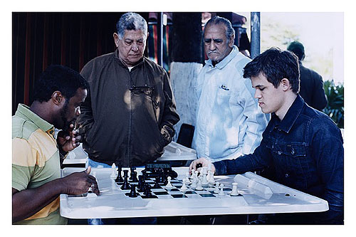 Blitz Carlsen blitzing with a fan.