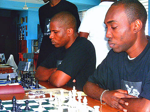 Jomo Pitterson (left) and FM Warren Elliott sealing the victory. Elliott also won the gold medal for best performance on board #1.