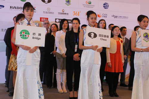 GMs Levon Aronian (Armenia) and Hou Yifan (China)