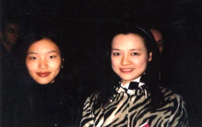 Jamaicas Zhu Hui with Womens World Champion, Zhu Chen of China. Copyright  Ian Wilkinson, 2002.