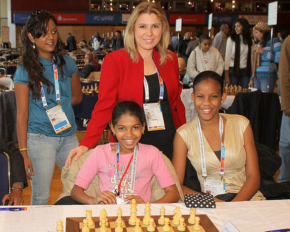 GM Susan Polgar posing with Trinidadian team. Standing is Aditi Soondarsingh and seated are Javanna Smith and Lyndy Ann Guiseppi. Photo by FM Paul Truong.