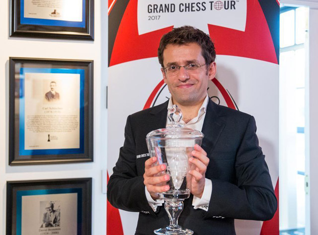 Levon Aronian holding the cup of the inaugural St. Louis Rapid and Blitz (Grand Chess Tour)
