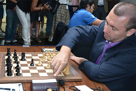 Gata Kamsky on the move against Levon Aronian.