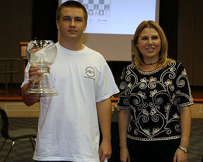 Polgar (right) presenting trophy to GM Yuriy Kuzubov, winner of 2009 SPICE Cup.