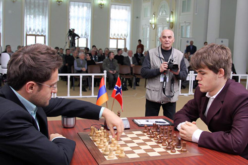 GM Levon Aronian about to play 1.d4 against GM Magnus Carlsen. Photo by ChessPro.