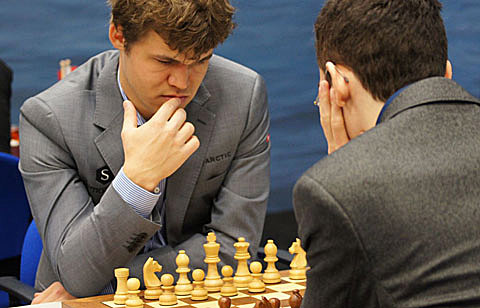 Tata Steel 11: Carlsen on brink after Dubov drops out