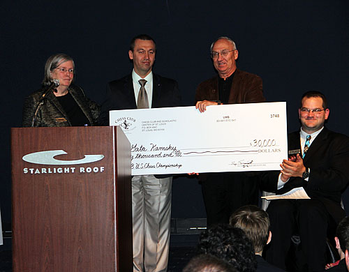 Gata Kamsky receives his check for US$30,000 at the Closing Ceremonies.