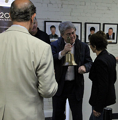 International Arbiter Carol Jarecki gives the honor of ringing the opening bell to a guest GM.