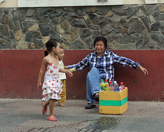Vendors with her grandchildren.
