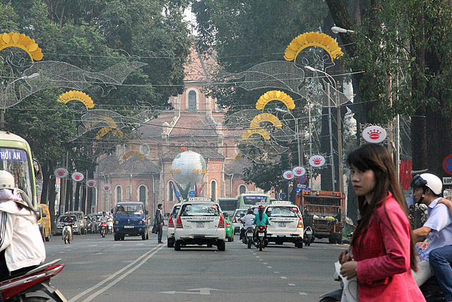 Common scene... notice pedestrian with eagle eyes.