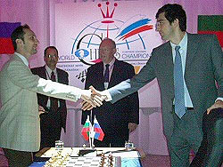 Veselin Topalov and Vladimir Kramnik shake hands before Game Six.