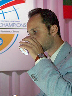 Veselin Topalov on way to victory. Photo from worldchess 2006.com.