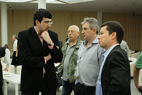 Former World Champion Vladimir Kramnik speaking here with GMs Maxim Dlugy and Joel Lautier. He was very critical at the draw offer by Anand. Photo by Alexey Yushenkov.