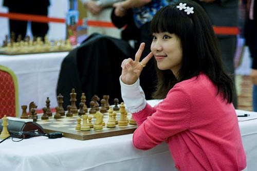 Zhang Xiaowen holding up what turned out to be a prophetic victory sign.