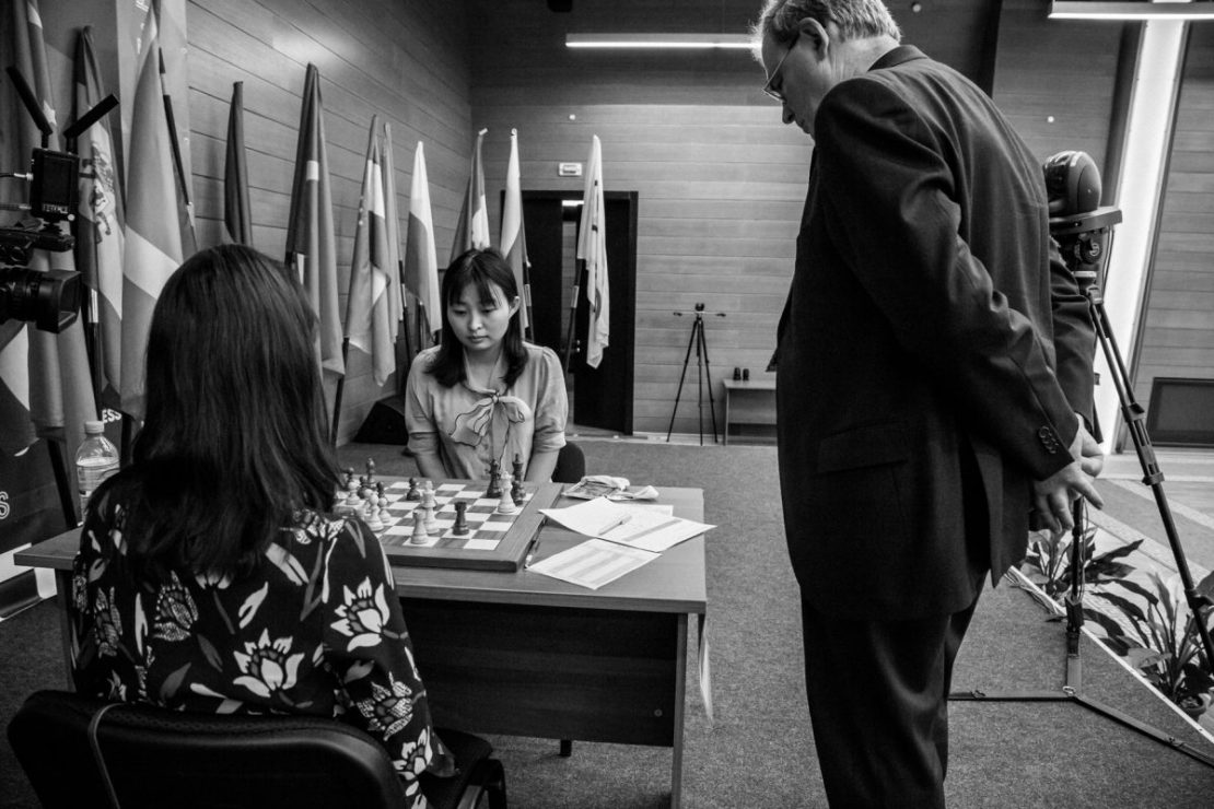 Arbiter looks on after the devastating 32...Rg2+. Photo by ugra2018.fide.com.