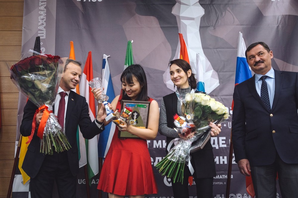 Ju Wenjun receiving her championship trophy. Photo by ugrafide2018.com