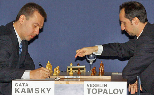 Gata Kamsky recording Veselin Topalov's move in game #2. Topalov won. Photo by www.wccc2009.com.